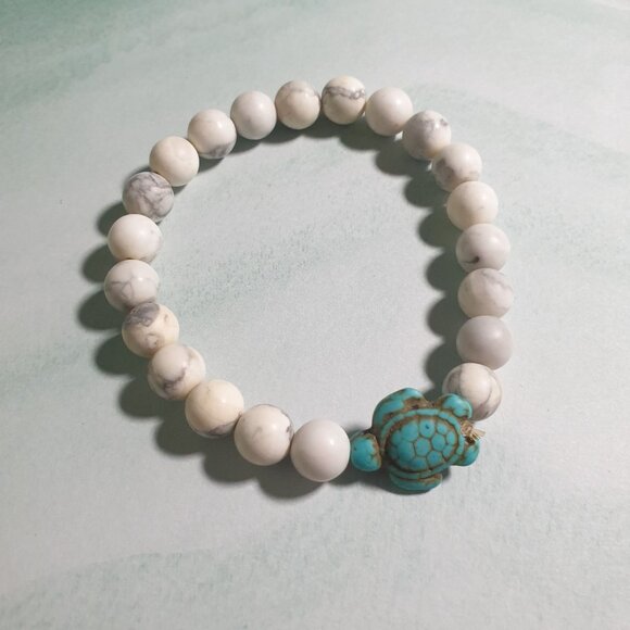 White Howlite Bead Bracelet With Turquoise Turtle Charm Stretchable For Women Or - Picture 1 of 4
